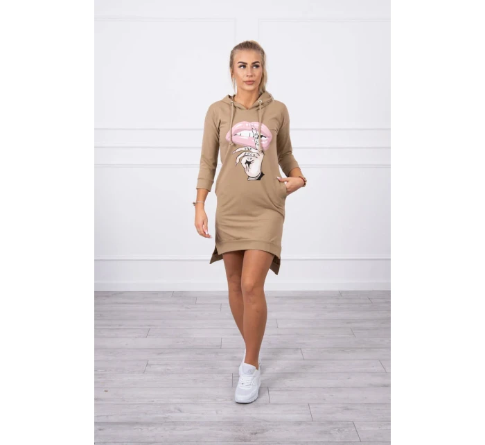 Šaty s delšími zády a barevným velbloudím potiskem