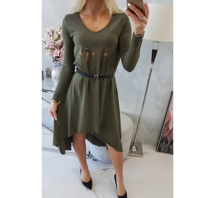 Šaty s ozdobným páskem a khaki nápisem