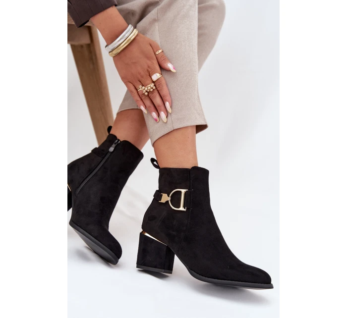 Zateplené dámské boty na podpatku se zlatými prvky černé model 21708256 - Boto Zateplené dámské boty na podpatku se zlatými prvky černé model 21708256 - Boto