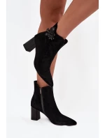 Semišové dámské boty na sloupkovém podpatku s ozdobou D&A – černé Semišové dámské boty na sloupkovém podpatku s ozdobou D&A – černé
