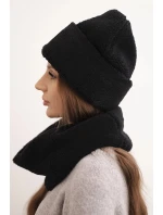 Dámská model 21495011 souprava čepice a šála s ozdobnou nášivkou černý - K-Fashion Dámská model 21495011 souprava čepice a šála s ozdobnou nášivkou černý - K-Fashion