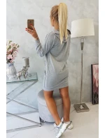 Šedé šaty s kapucí