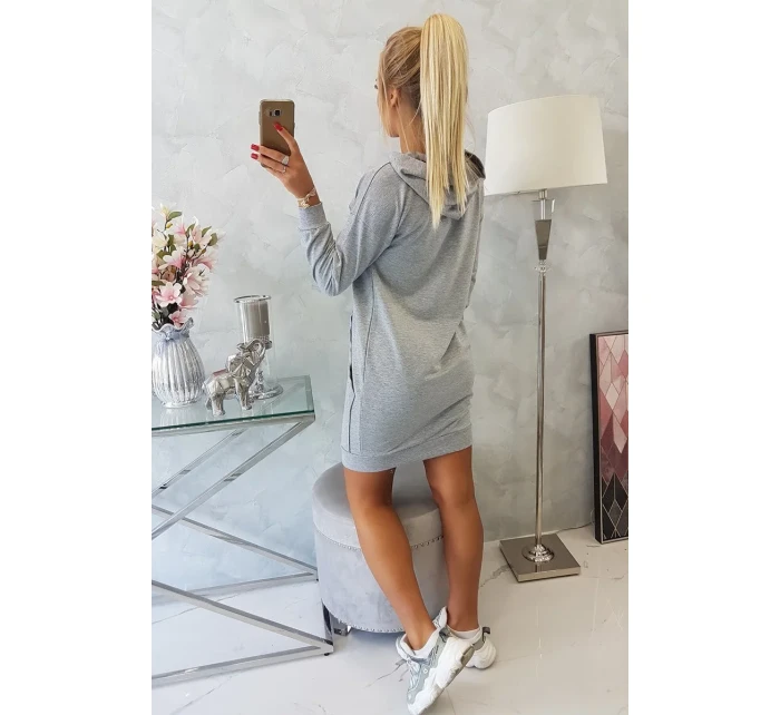 Šedé šaty s kapucí