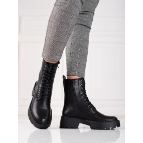 Pohodlné černé dámské  kotníčkové boty na plochém podpatku