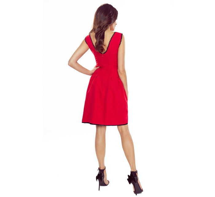 Červené rozšířené dámské šaty s krajkou ve výstřihu 452-4 