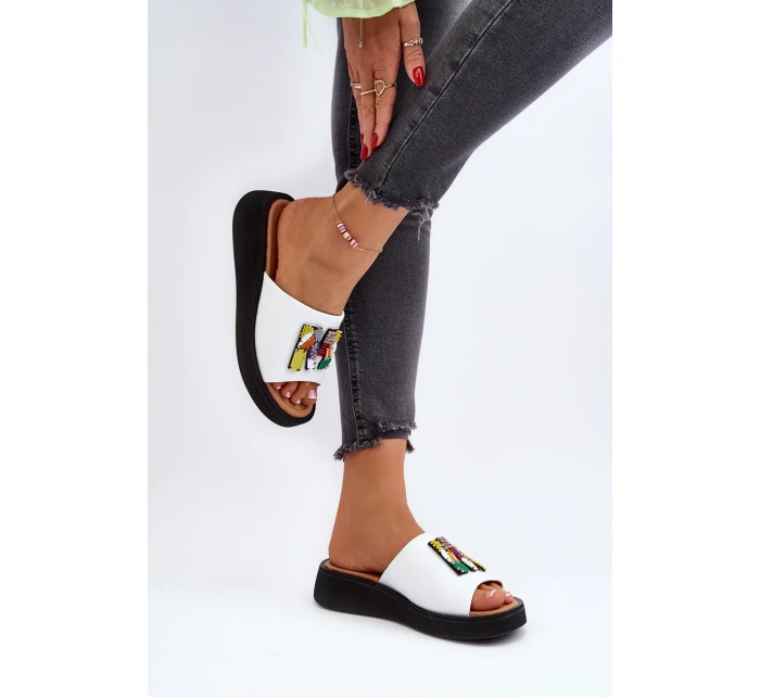 Dámské kožené pantofle na platformě s ozdobou Béžové model 21649467 - VINCEZA