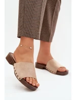 Dámské nazouváky na plochém podpatku se zlatými přezkami Béžové model 21919209 - EVENTO