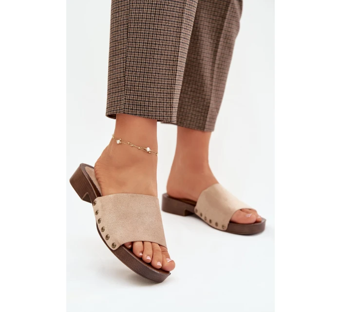 Dámské nazouváky na plochém podpatku se zlatými přezkami Béžové model 21919209 - EVENTO