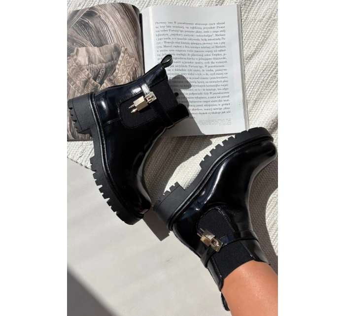 Lakované kotníkové boty s vyhříváním se zlatým detailem černé Talyra