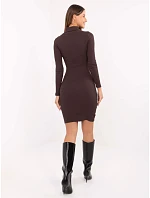 Tmavě hnědé vypasované žebrované dámské šaty s rolákem Rue Paris model 21756293 - Factory Price Tmavě hnědé vypasované žebrované dámské šaty s rolákem Rue Paris model 21756293 - Factory Price