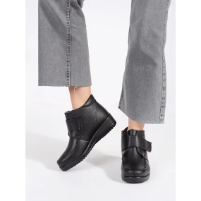 Pěkné  kotníčkové boty dámské černé platforma