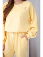 Dámský komplet máslová mikina s broží a kalhoty s rovnými nohavicemi citronový