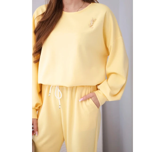 Dámský komplet máslová mikina s broží a kalhoty s rovnými nohavicemi citronový