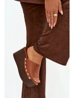 Dámské nazouváky na platformě s přezkami Camel model 21918838 - Boto Dámské nazouváky na platformě s přezkami Camel model 21918838 - Boto