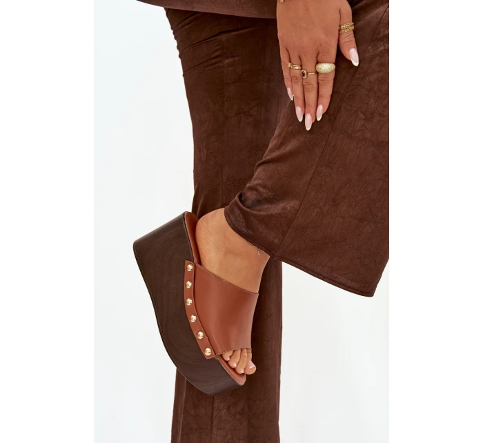 Dámské nazouváky na platformě s přezkami Camel model 21918838 - Boto Dámské nazouváky na platformě s přezkami Camel model 21918838 - Boto