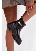 Dámské zateplené lakované kotníkové botky sztyblety s ozdobným páskem – černé Vivessa Dámské zateplené lakované kotníkové botky sztyblety s ozdobným páskem – černé Vivessa