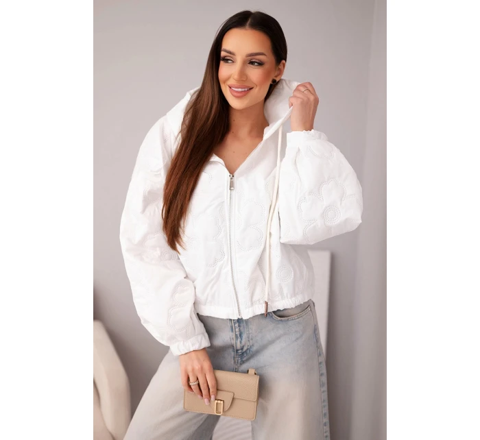 Dámská prošívaná bunda s kapucí a ozdobným květinovým ražením bílá