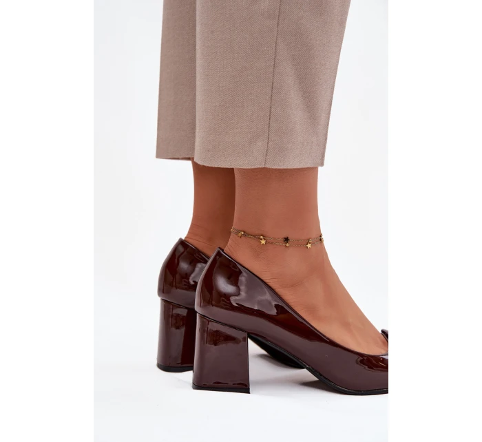 Dámské lakované lodičky na blokovém podpatku s ozdobou Isoline – čokoládové Dámské lakované lodičky na blokovém podpatku s ozdobou Isoline – čokoládové