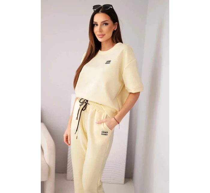 Dámský viskózový komplet s krátkým rukávem a kalhotami s ohrnutým spodním lemem žlutý