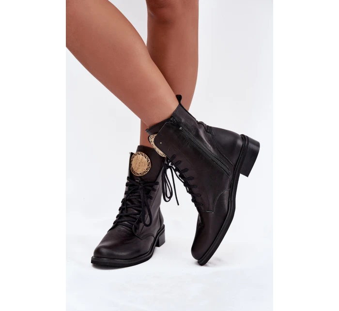 Kožené dámské kotníkové boty na ploché podrážce se zlatým detailem model 21707552 Černé - Zazoo Kožené dámské kotníkové boty na ploché podrážce se zlatým detailem model 21707552 Černé - Zazoo