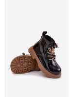 Dětské zateplené lakované kotníkové botky s medvídkovou připínkou – černé Jovellea Dětské zateplené lakované kotníkové botky s medvídkovou připínkou – černé Jovellea