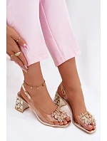 Průhledné sandály na podpatku s krystaly model 22102733 Zlaté - VINCEZA Průhledné sandály na podpatku s krystaly model 22102733 Zlaté - VINCEZA