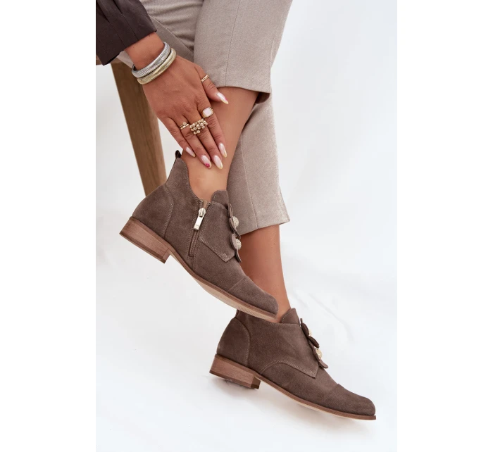 Semišové dámské polobotky s ozdobnými květinami model 21707536 tmavě béžové - Zazoo