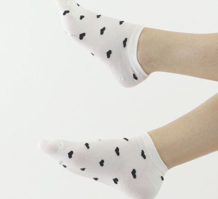 Dámské kotníkové ponožky CSD240-036 bílé s černými srdíčky - Moraj