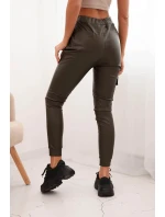 Dámské kalhoty z ekokůže s kapsami a šněrováním v pase khaki