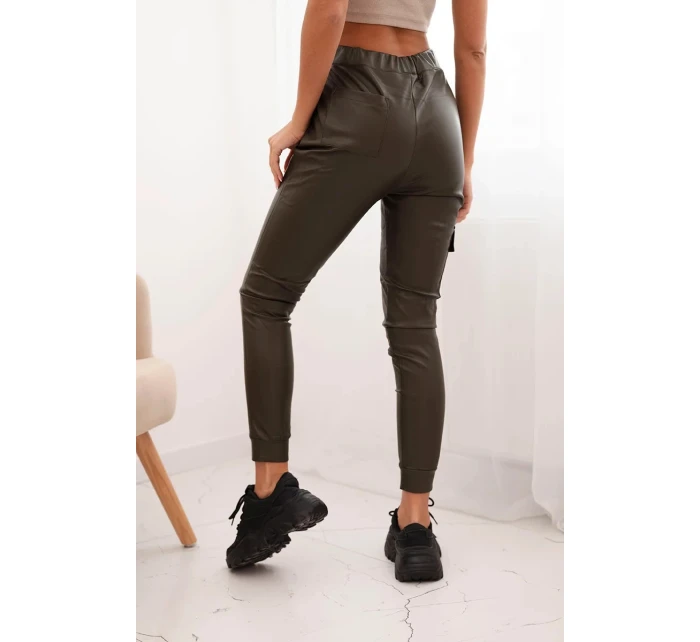 Dámské kalhoty z ekokůže s kapsami a šněrováním v pase khaki