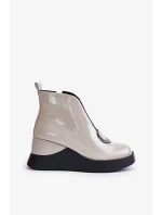 Lakované Kotníkové Boty Na Klínku Zateplené D&A Světle šedé