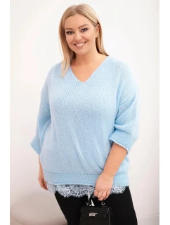 Dámský komplet svetr s výstřihem do V a viskózová blůza s krajkovým lemem modrý