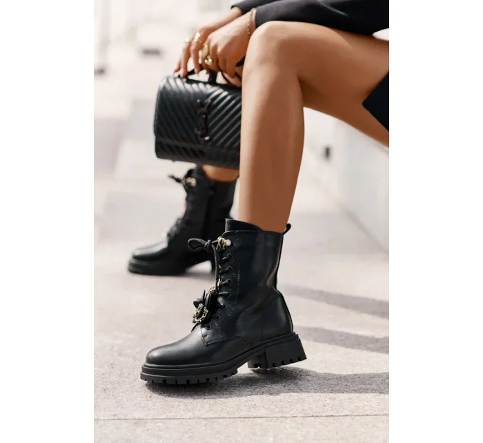 Eko Kožené Kotníkové Boty Workery Dámské S Přívěsky Černé Rianael Eko Kožené Kotníkové Boty Workery Dámské S Přívěsky Černé Rianael