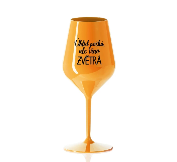 ÚKLID POČKÁ, ALE VÍNO ZVĚTRÁ - oranžová nerozbitná sklenice na víno 470 ml ÚKLID POČKÁ, ALE VÍNO ZVĚTRÁ - oranžová nerozbitná sklenice na víno 470 ml