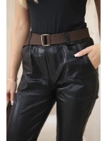 model 22014125 kalhoty s páskem lesklá černá - K-Fashion