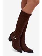 Kožené semišové kozačky na podpatku s přezkou  Čokoládové model 21744813 - Zazoo