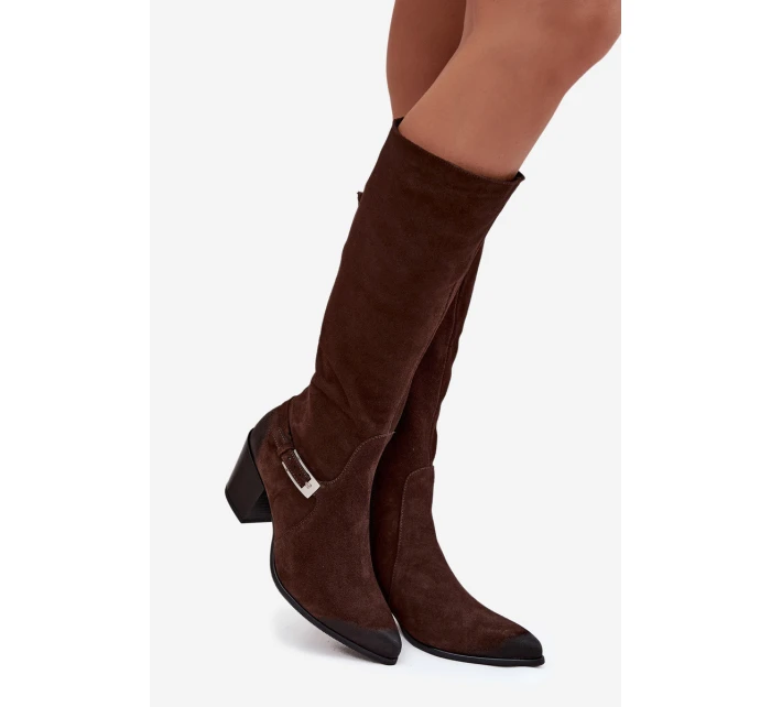 Kožené semišové kozačky na podpatku s přezkou  Čokoládové model 21744813 - Zazoo