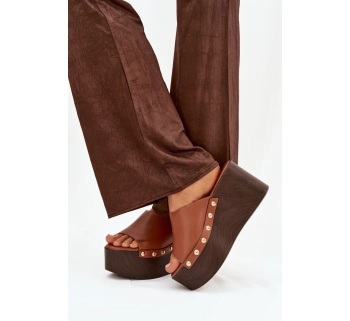 Dámské nazouváky na platformě s přezkami Camel model 21918838 - Boto Dámské nazouváky na platformě s přezkami Camel model 21918838 - Boto