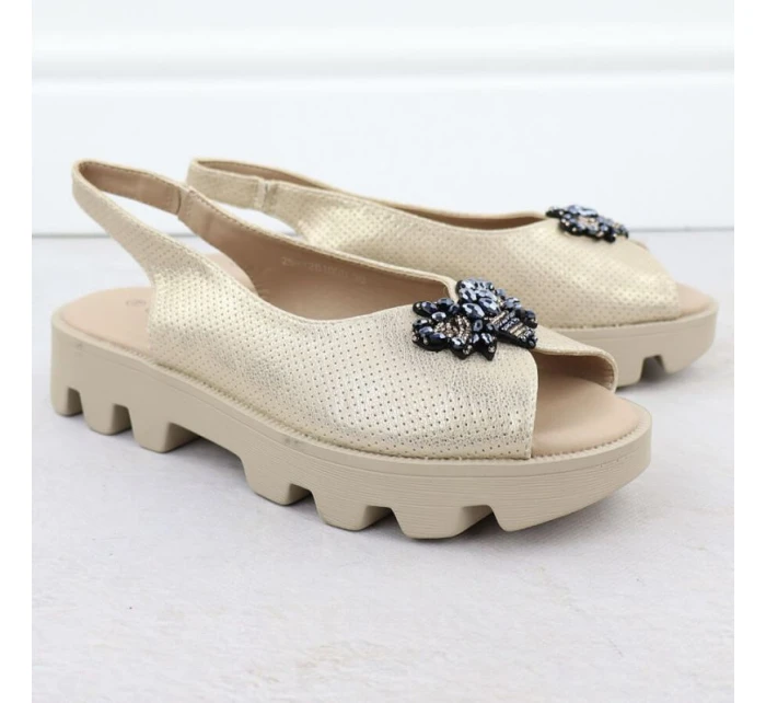 Dámské sandály na platformě perforované zlaté model 21904697 - Potocki Dámské sandály na platformě perforované zlaté model 21904697 - Potocki