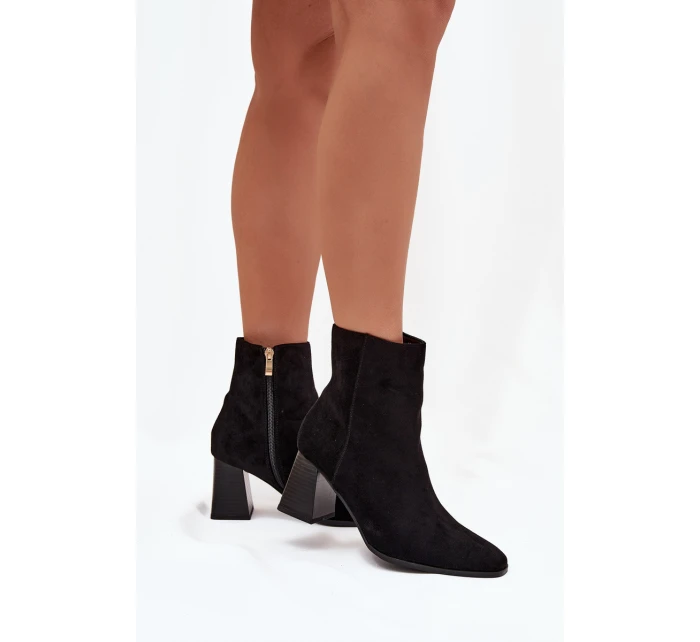 Dámské Botky Z Eko Semiše Na Podpatku Se Zipem Černé model 21704683 - Boto Dámské Botky Z Eko Semiše Na Podpatku Se Zipem Černé model 21704683 - Boto