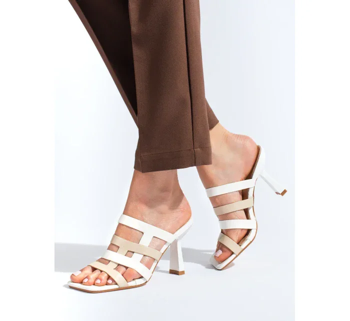 Krásné dámské nazouváky bílé na širokém podpatku Krásné dámské nazouváky bílé na širokém podpatku