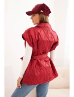 Dámská prošívaná vesta s páskem a širokým límcem bordová