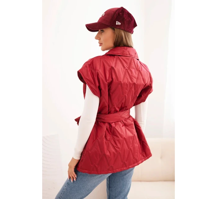 Dámská prošívaná vesta s páskem a širokým límcem bordová