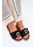 Dámské pantofle na platformě s mašlí a ozdobnou broží – černé Lenela Dámské pantofle na platformě s mašlí a ozdobnou broží – černé Lenela