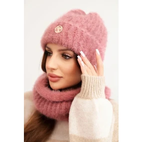 Dámská souprava čepice a šály zimní huňaté s ozdobným emblémem tmavě růžový Dámská souprava čepice a šály zimní huňaté s ozdobným emblémem tmavě růžový