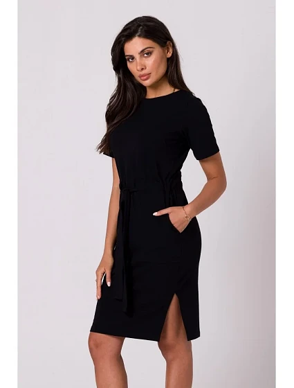 model 18407237 Bavlněné šaty s kapsami černé - BeWear model 18407237 Bavlněné šaty s kapsami černé - BeWear