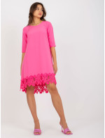 Volné růžové koktejlové šaty s prolamovaným lemem