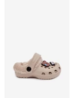 Dětské pěnové pantofle zateplené kožíškem s ozdobnými připínkami – khaki