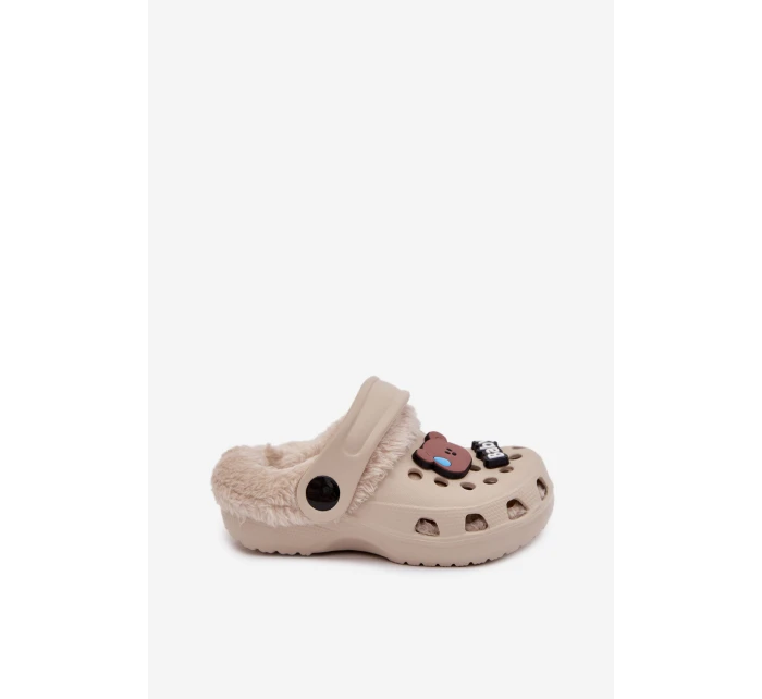 Dětské pěnové pantofle zateplené kožíškem s ozdobnými připínkami – khaki