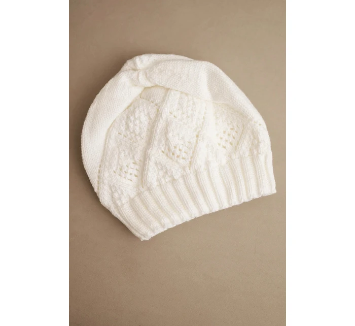 Dámská zimní čepice z vlny a s geometrickým vzorem K479 bílá Dámská zimní čepice z vlny a s geometrickým vzorem K479 bílá